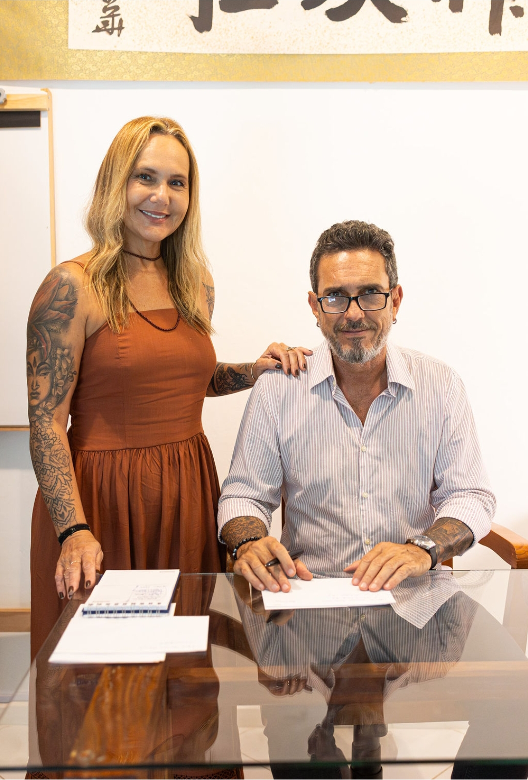 Dr. Nelson Bellotto Junior com integrante da equipe da Clínica Tung.